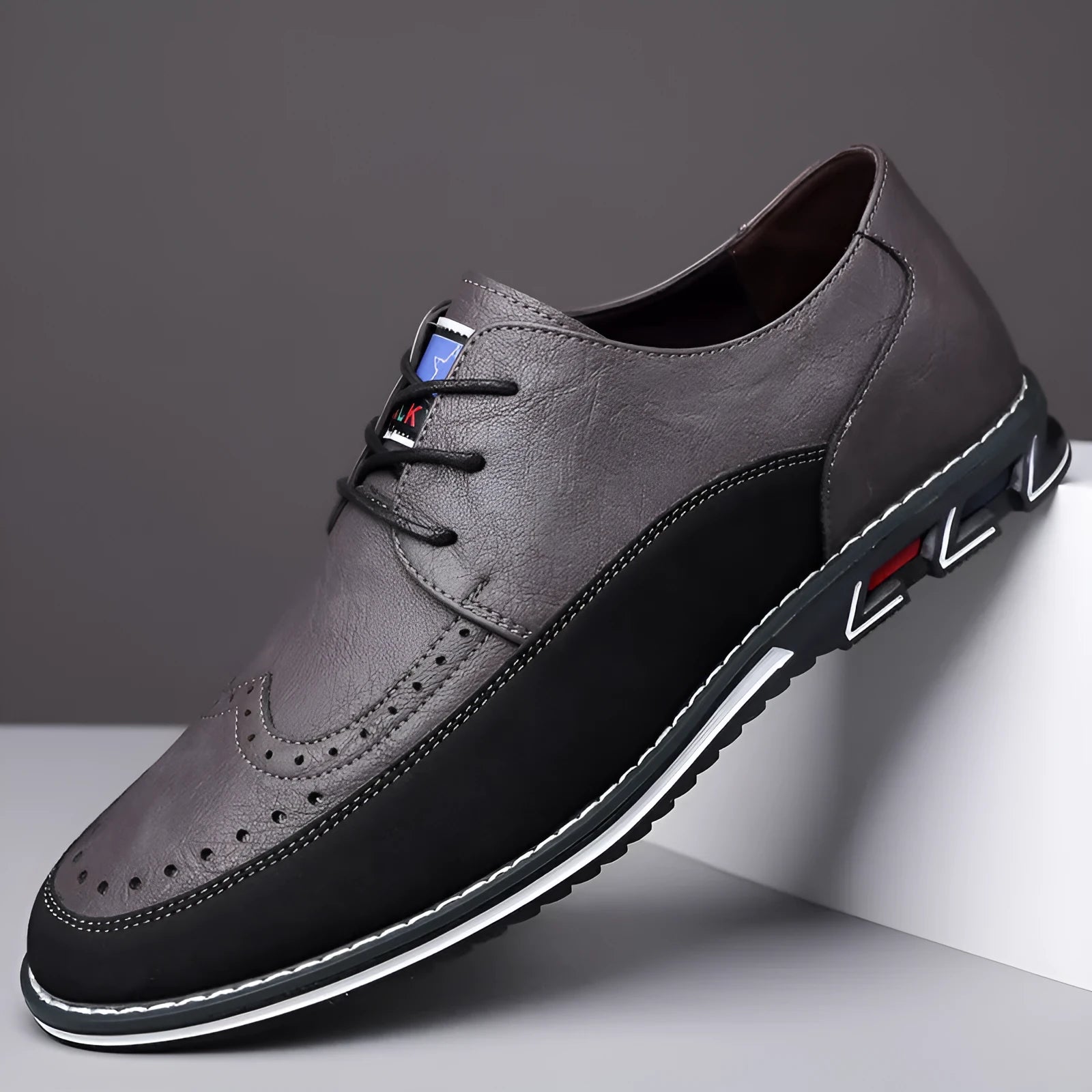 Men's low-top casual leather shoes in black with a rubber sole and sewing line detailing.