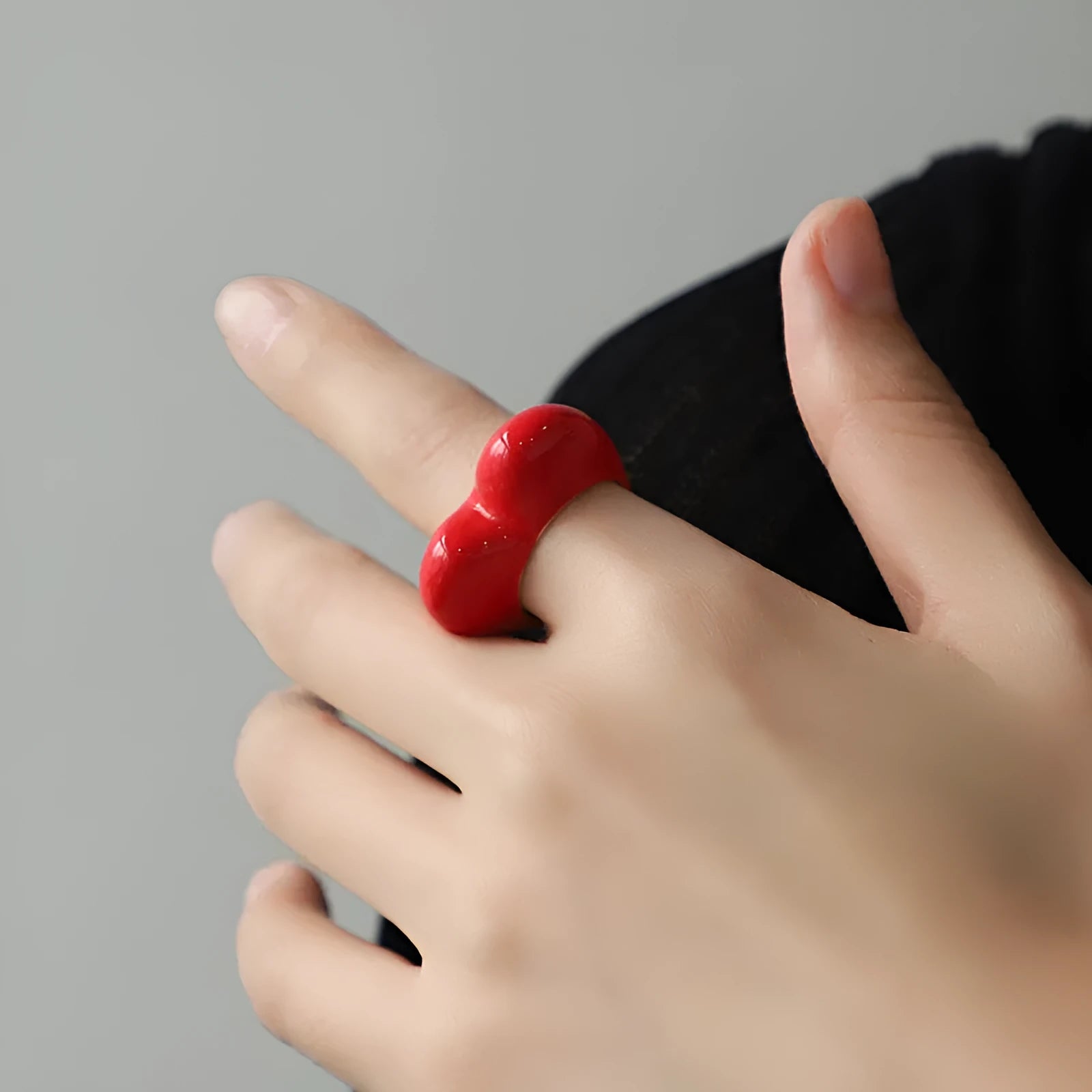 Heart-shaped enamel ring with three-dimensional colour designs on zinc alloy in multiple colour options