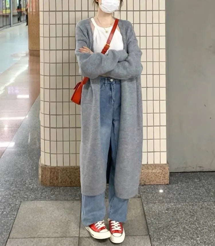 Women's mid-length knitted V-neck cardigan in loose fit with long sleeves