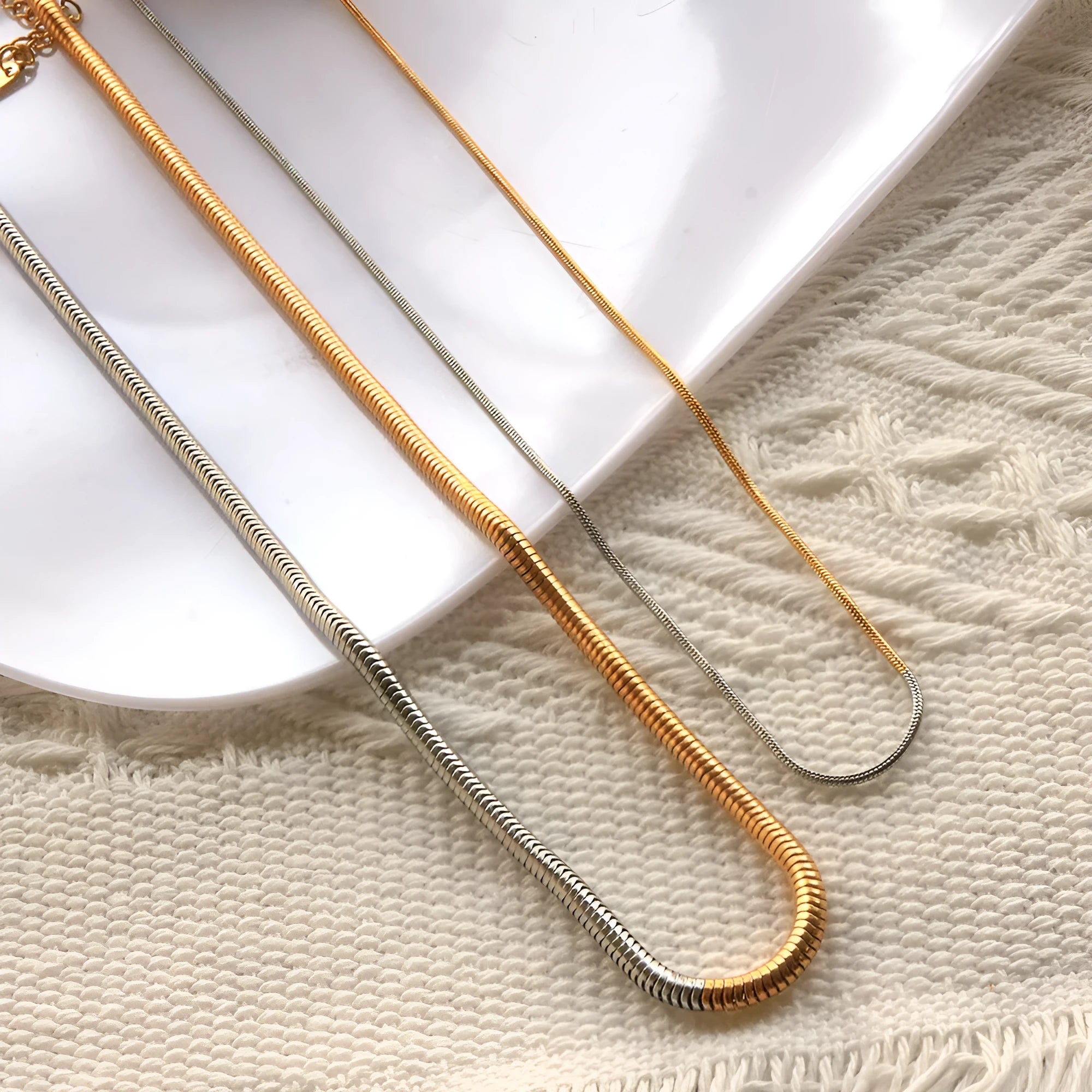 Golden 3mm snake bone chain necklace with geometric design for hip-hop fashion