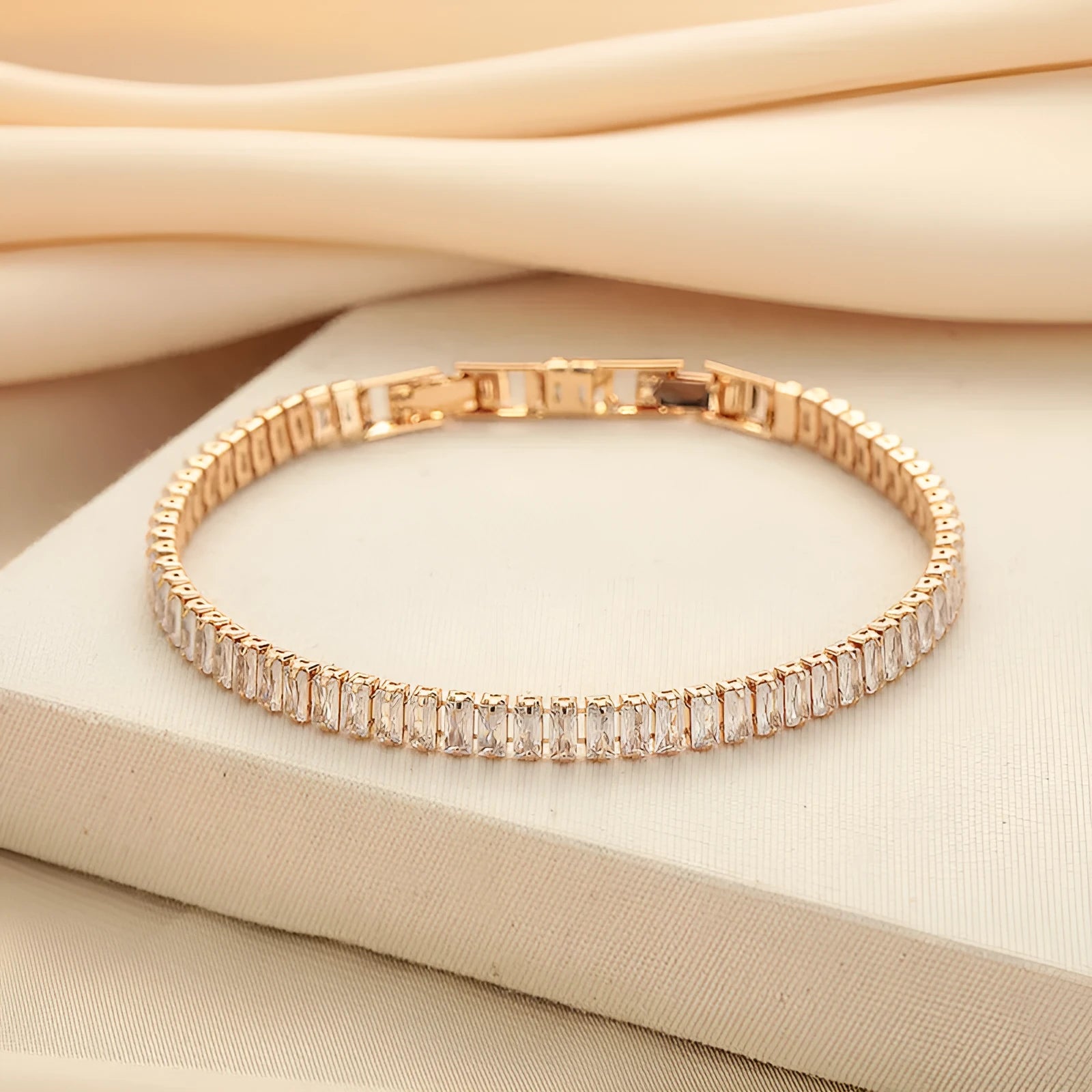 Geometric quadrilateral women's bracelet in brass with zircon stones in champagne gold finish