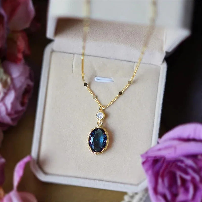Gold geometric French retro electroplated copper necklace for women and unisex wear.