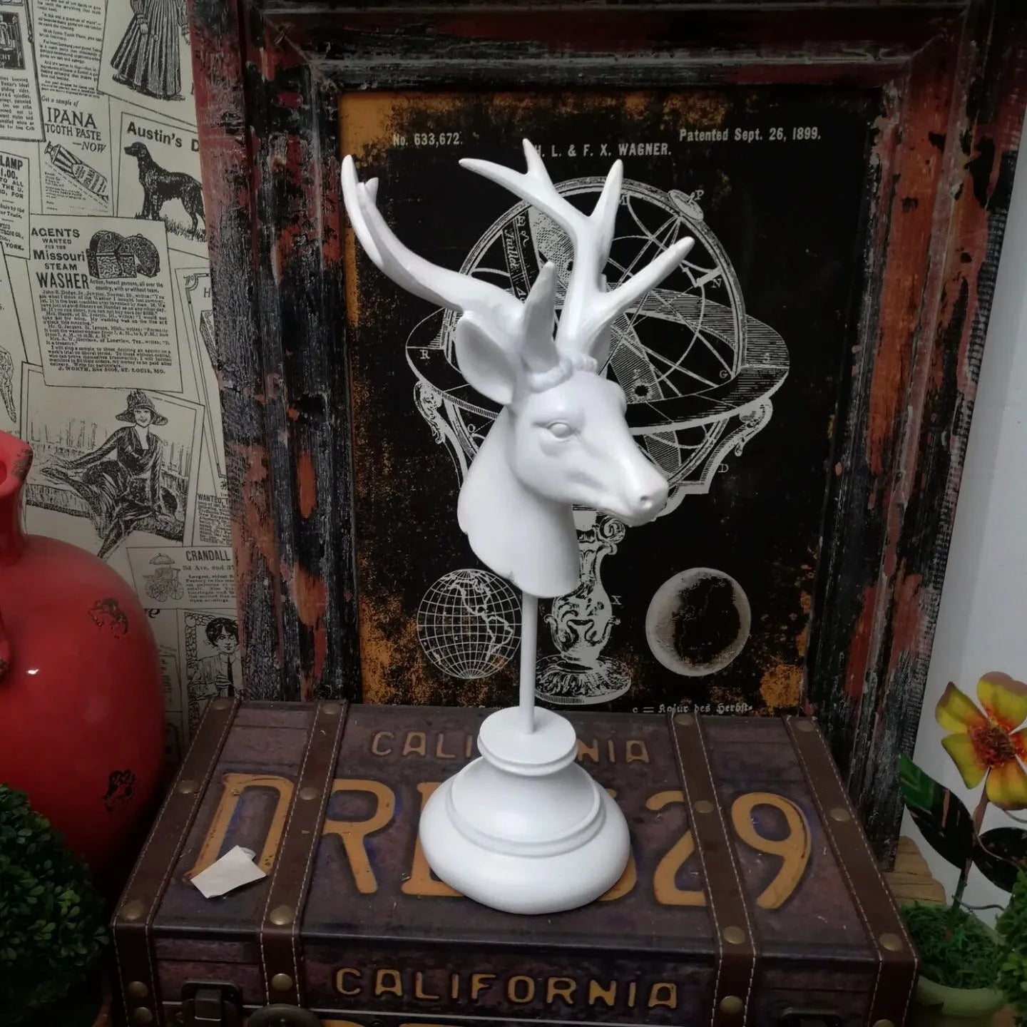 Natural resin animal sculpture home decoration ornament with vintage finish in black, white and wood colour options