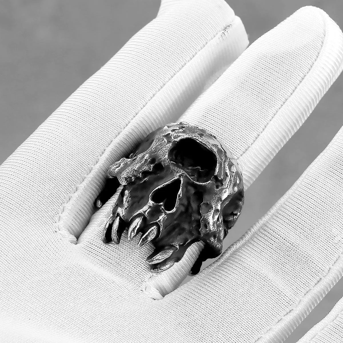 Silver alloy skull ring with one-eyed design in punk retro style for men and women