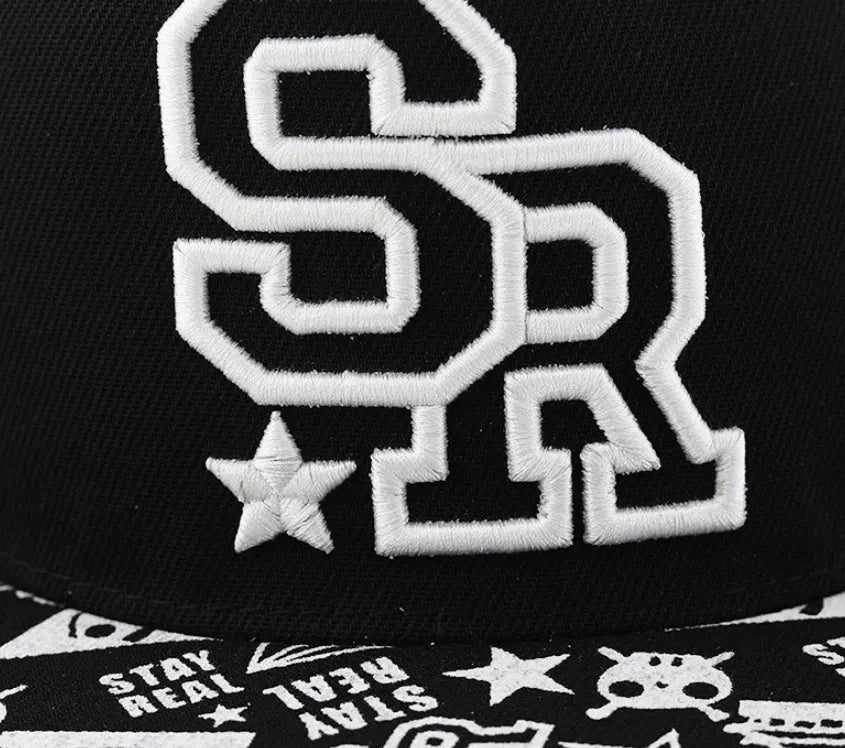 Adjustable cotton baseball cap with dome crown in black or white colour