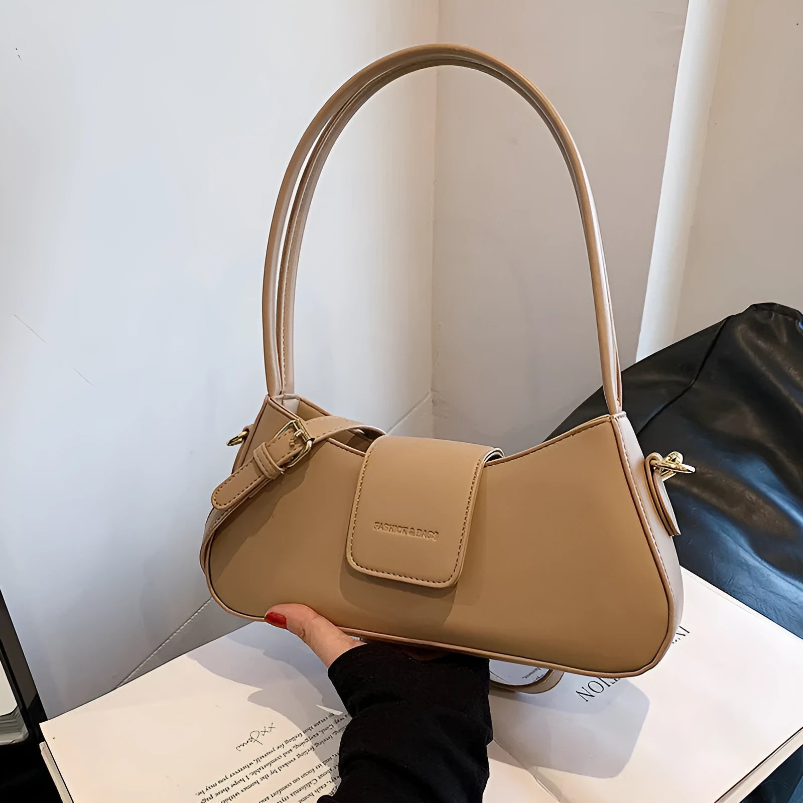PU shoulder bag in horizontal square shape, available in black, brown, khaki, red, white, with adjustable strap and sewing thread detail