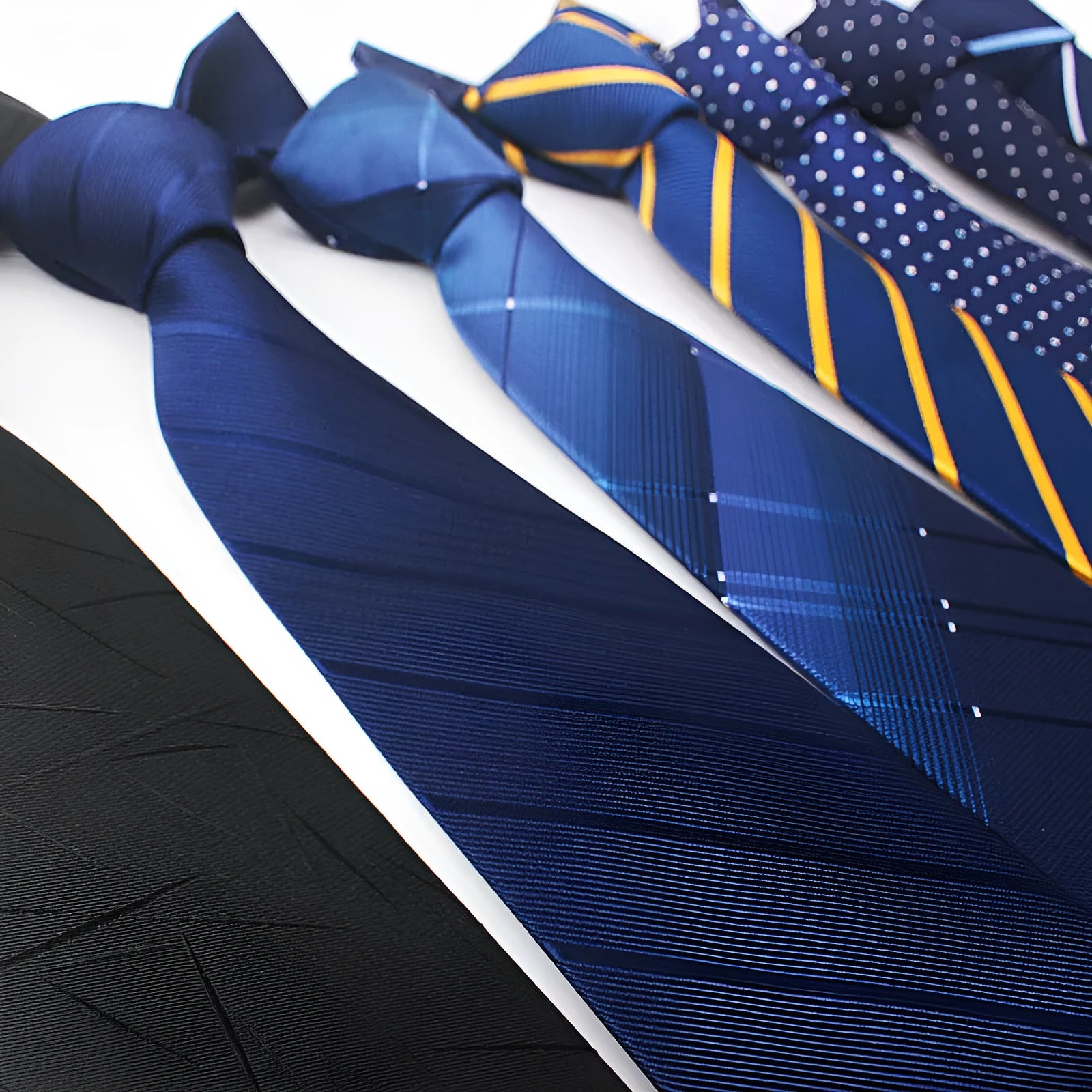 Men's red, black, and blue striped Jacquard tie with an 8cm width.