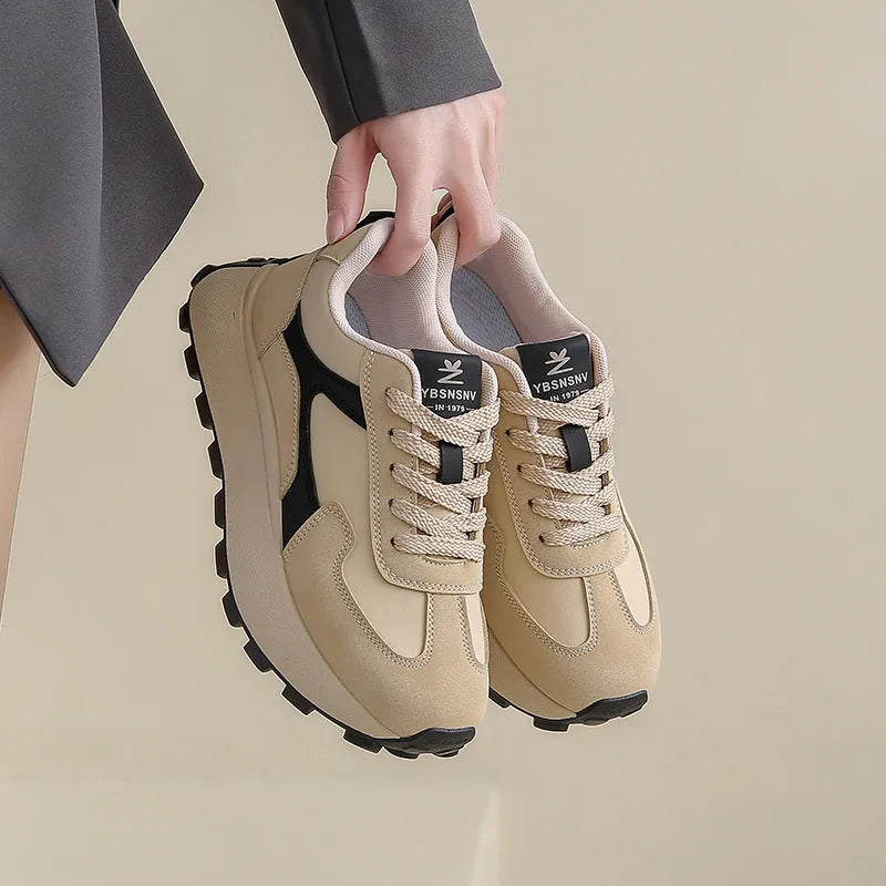 Women's low-top platform sports running shoes in card black with mesh lining and rubber soles
