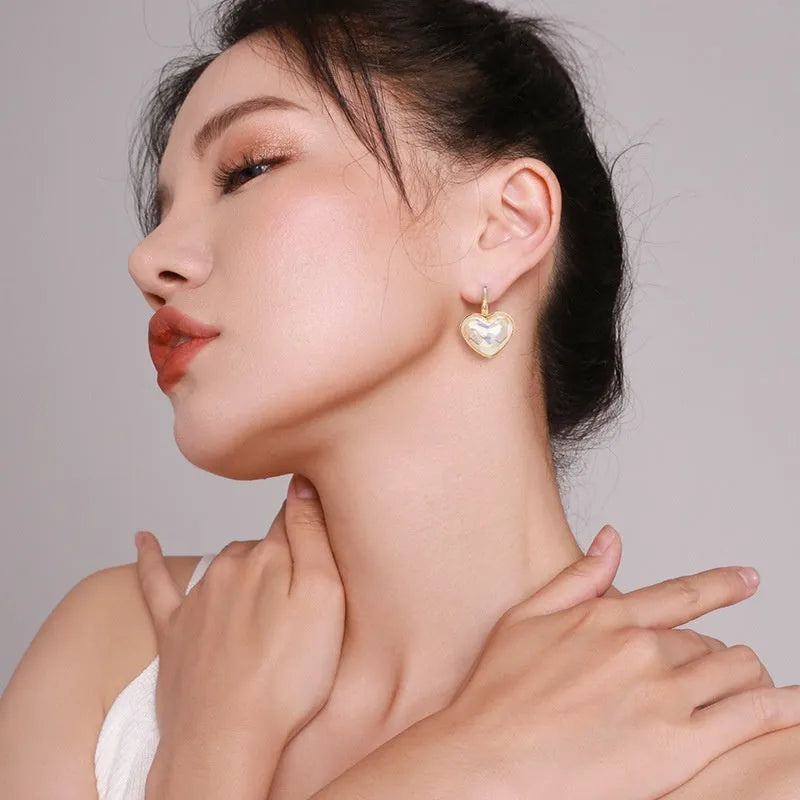 Gold-coloured alloy ear clip for women with natural design metal elements