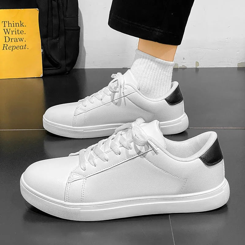 Men's casual lightweight soft-soled sneakers with rubber sole and lace-up closure