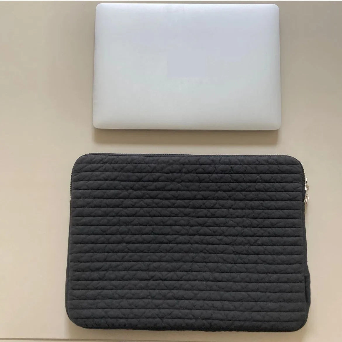 Black and white anti-seismic cotton clutch laptop bag for tablets, showing internal coin pocket.