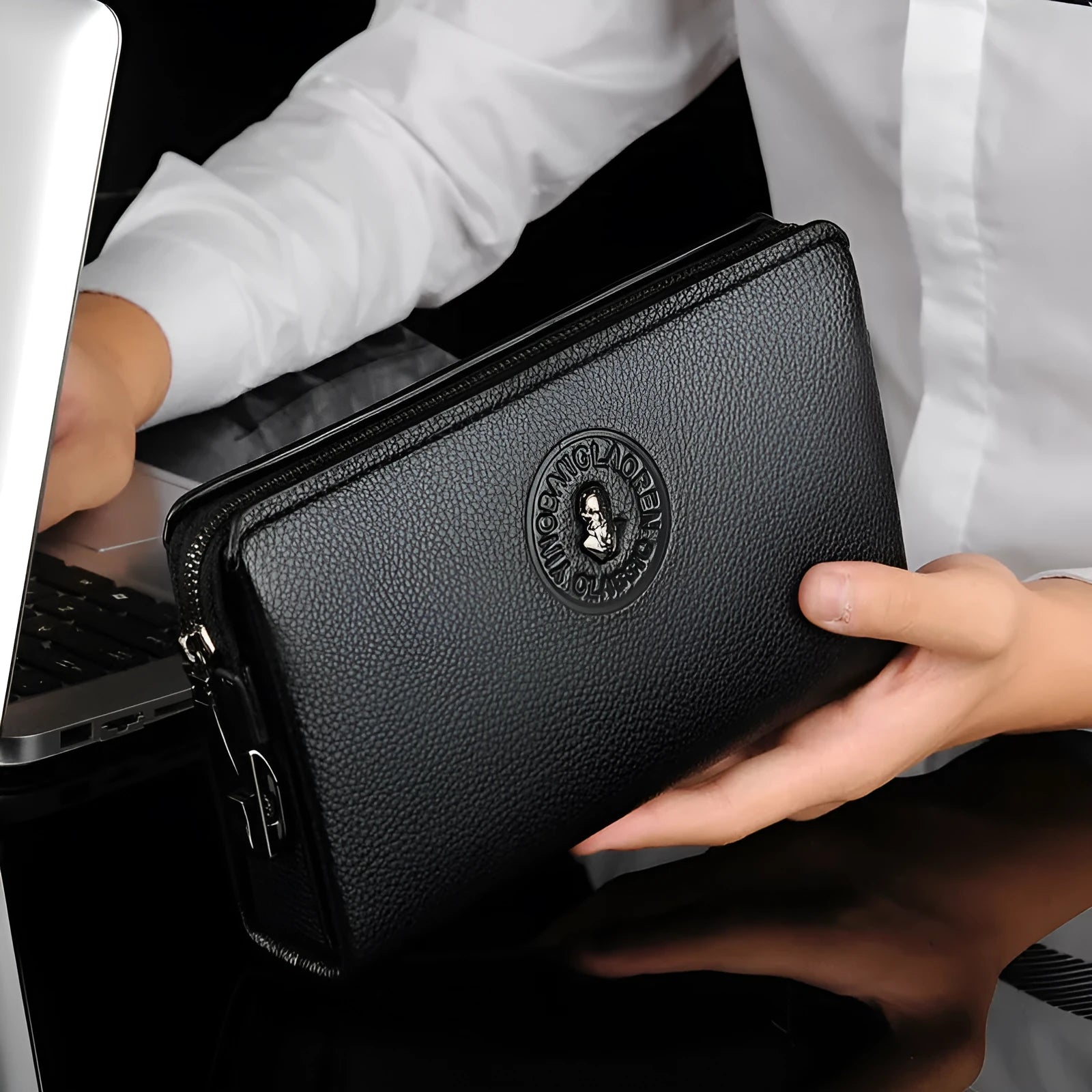 Men's business casual clutch made of soft PU leather, black, with visible sewing line detail and anti-theft design