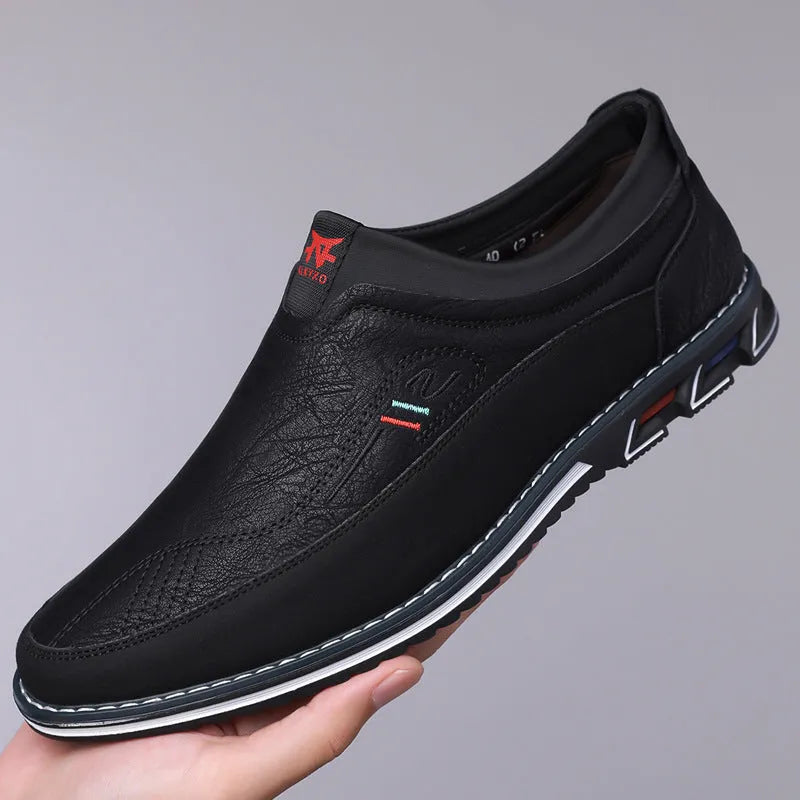 Men's low-top casual leather shoes in black with a rubber sole and sewing line detailing.