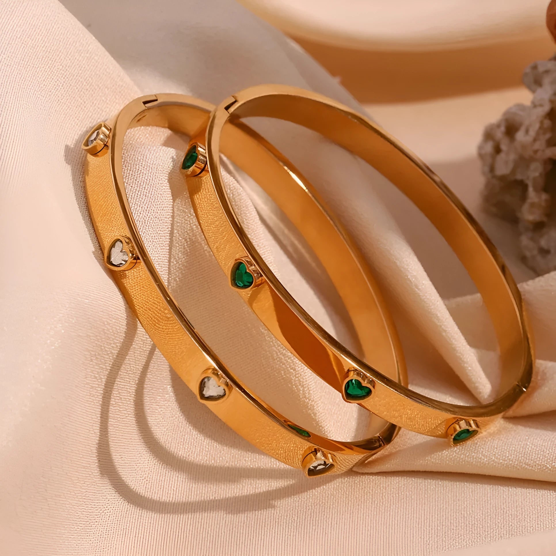 Stainless steel bracelet with micro-inlaid peach heart design in golden-lvzuan and golden-white diamond finishes