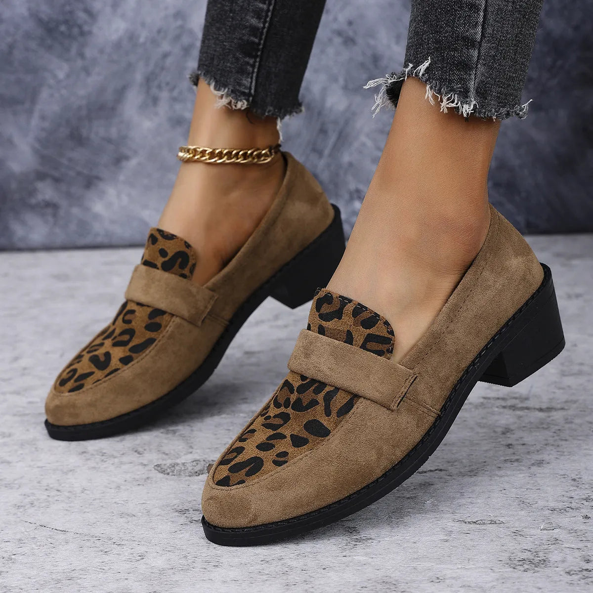 Women's leopard print suede slip-on pumps with chunky mid-heel in brown colour