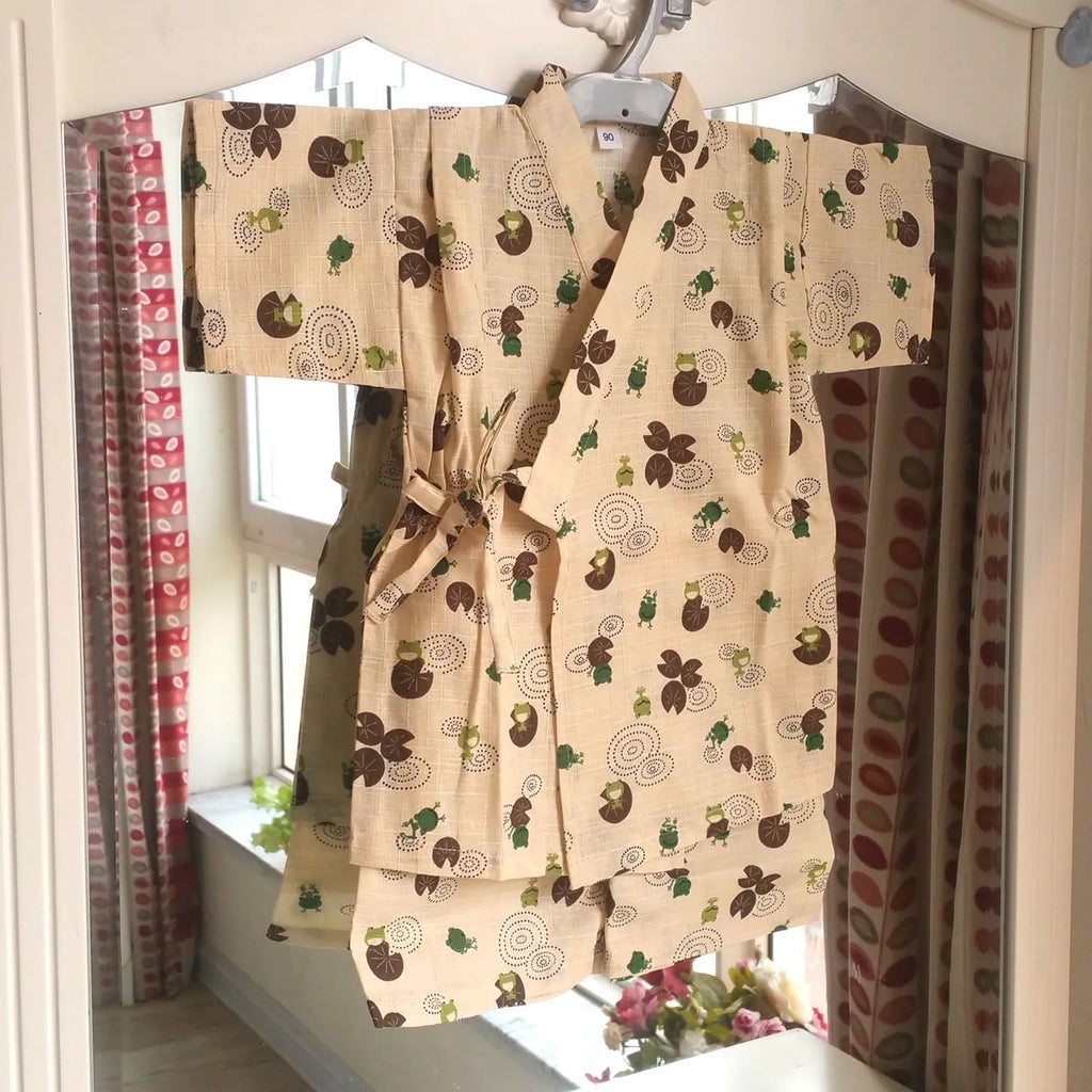 Children's pure cotton flat yukata in beige frog pattern, short sleeves, size 110cm on display