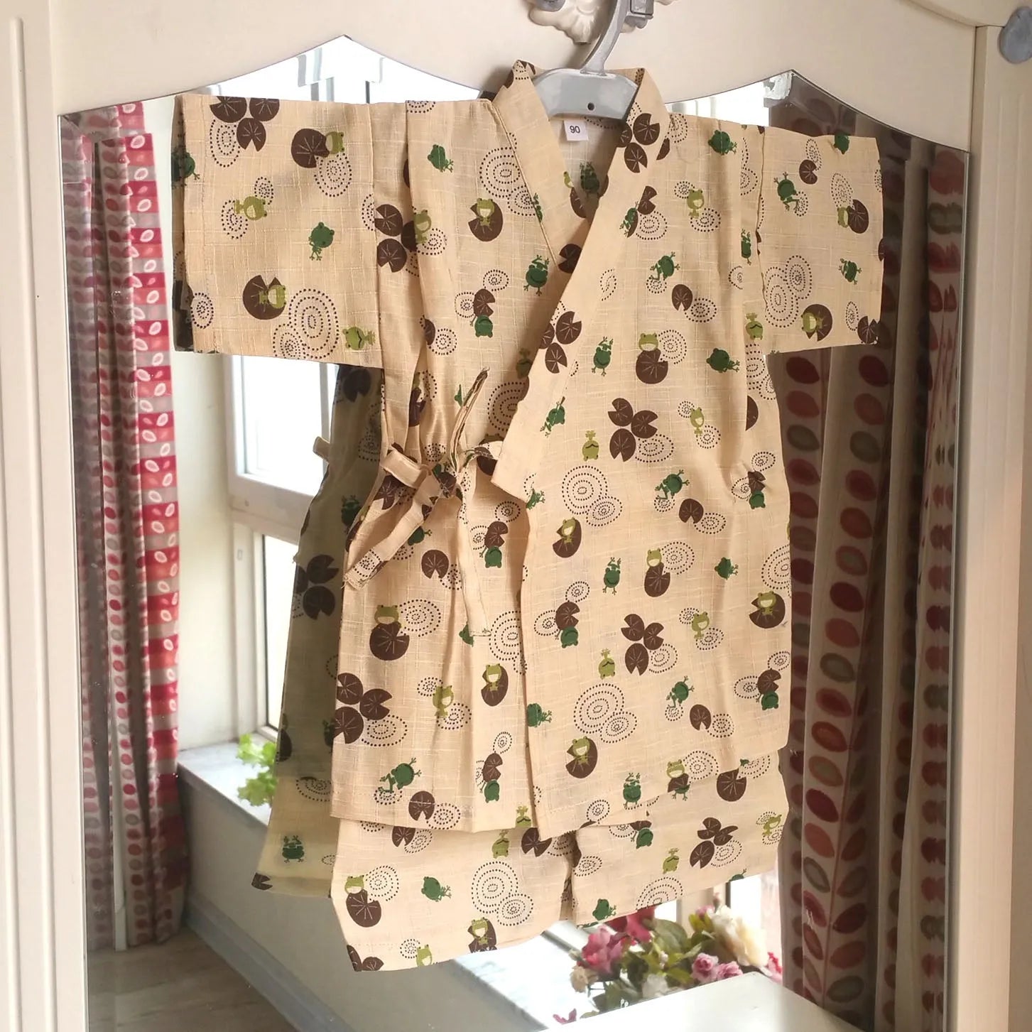 Children's pure cotton flat yukata in beige frog pattern, short sleeves, size 110cm on display