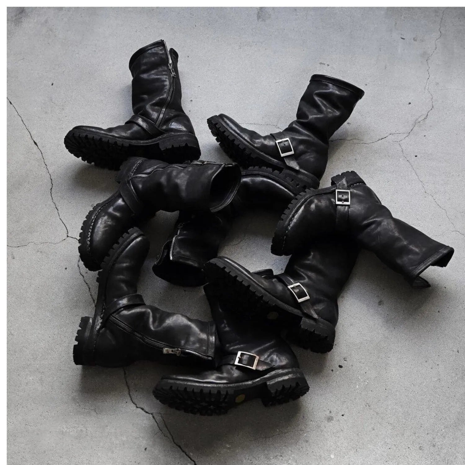 Men's dark retro Martin boots with side zip closure in black colour