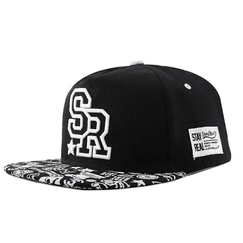 Adjustable cotton baseball cap with dome crown in black or white colour