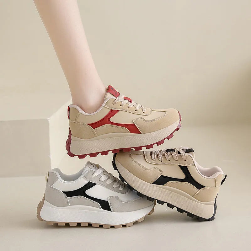 Women's low-top platform sports running shoes in card black with mesh lining and rubber soles