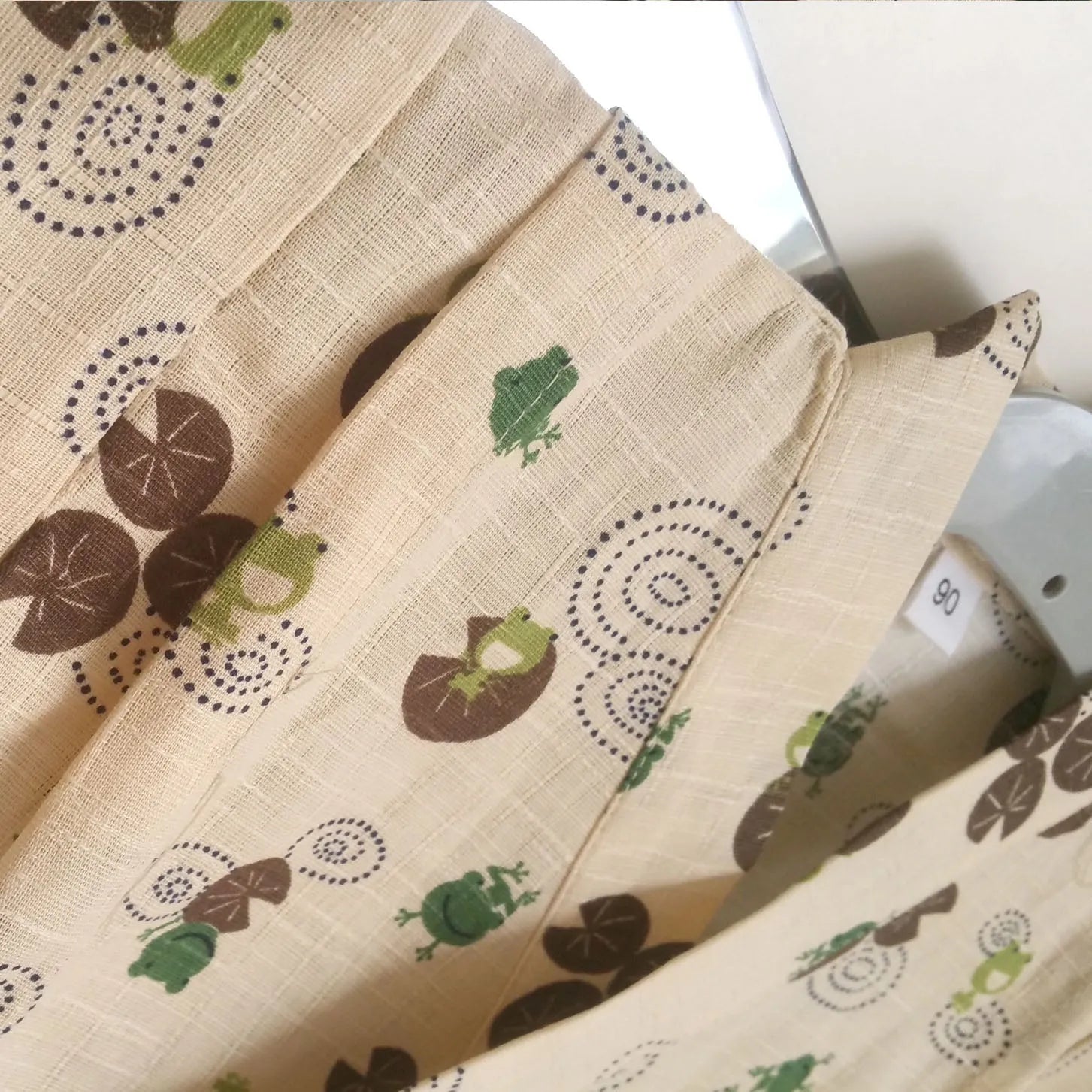 Children's pure cotton flat yukata in beige frog pattern, short sleeves, size 110cm on display