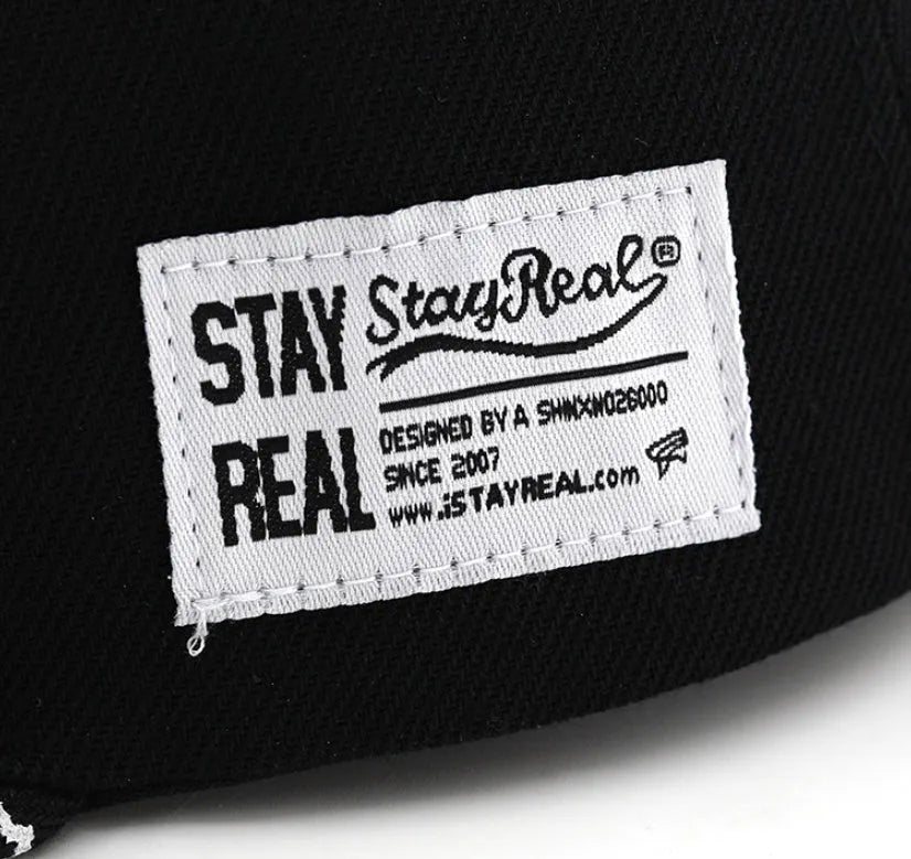Adjustable cotton baseball cap with dome crown in black or white colour
