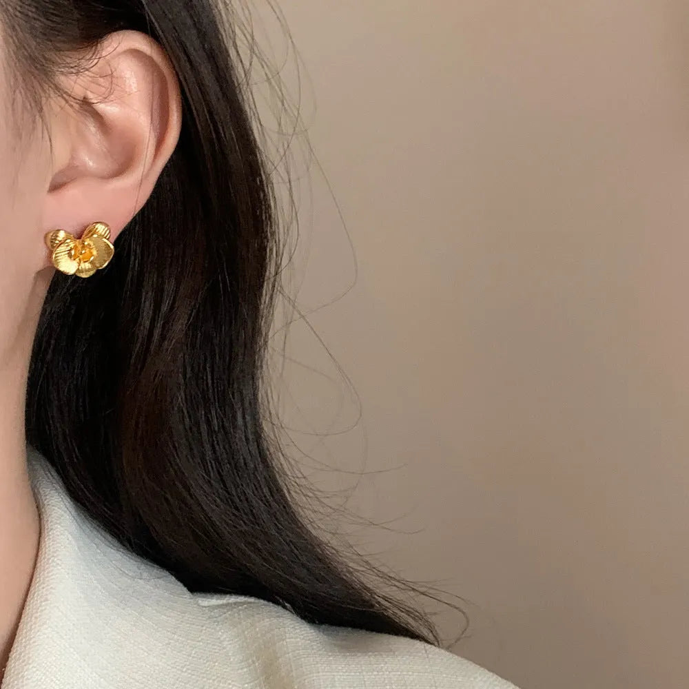 Women's retro flower fashion earrings in gold or silver colour with petal design