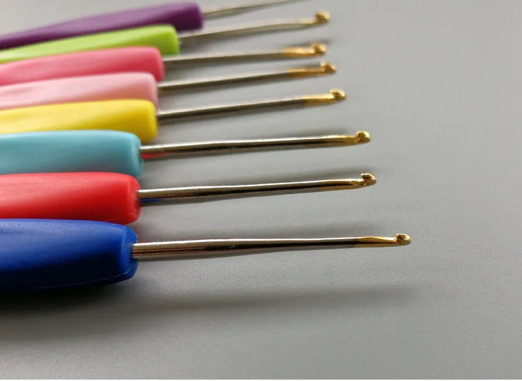 Set of 16 crochet hooks with both soft and hard handles, arranged by size in a grey PU storage bag.