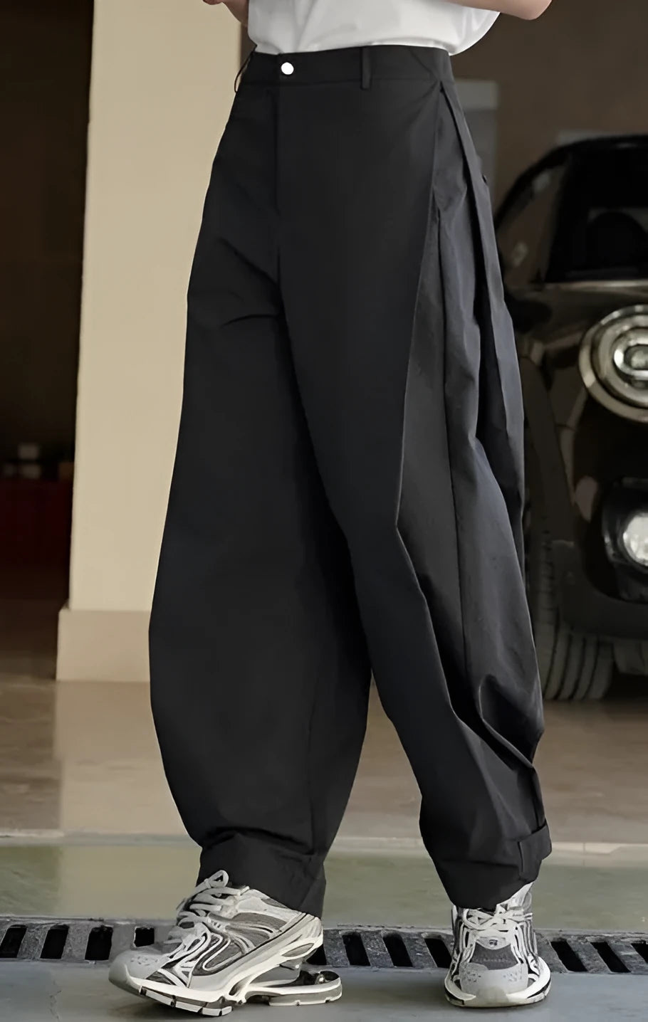 High-waisted pleated loose wide leg trousers in black with side pockets and belt loops