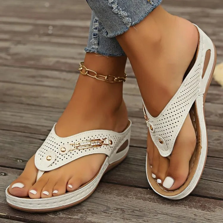 Women's retro style flip-flop sandals with herringbone toe scaffold in light brown