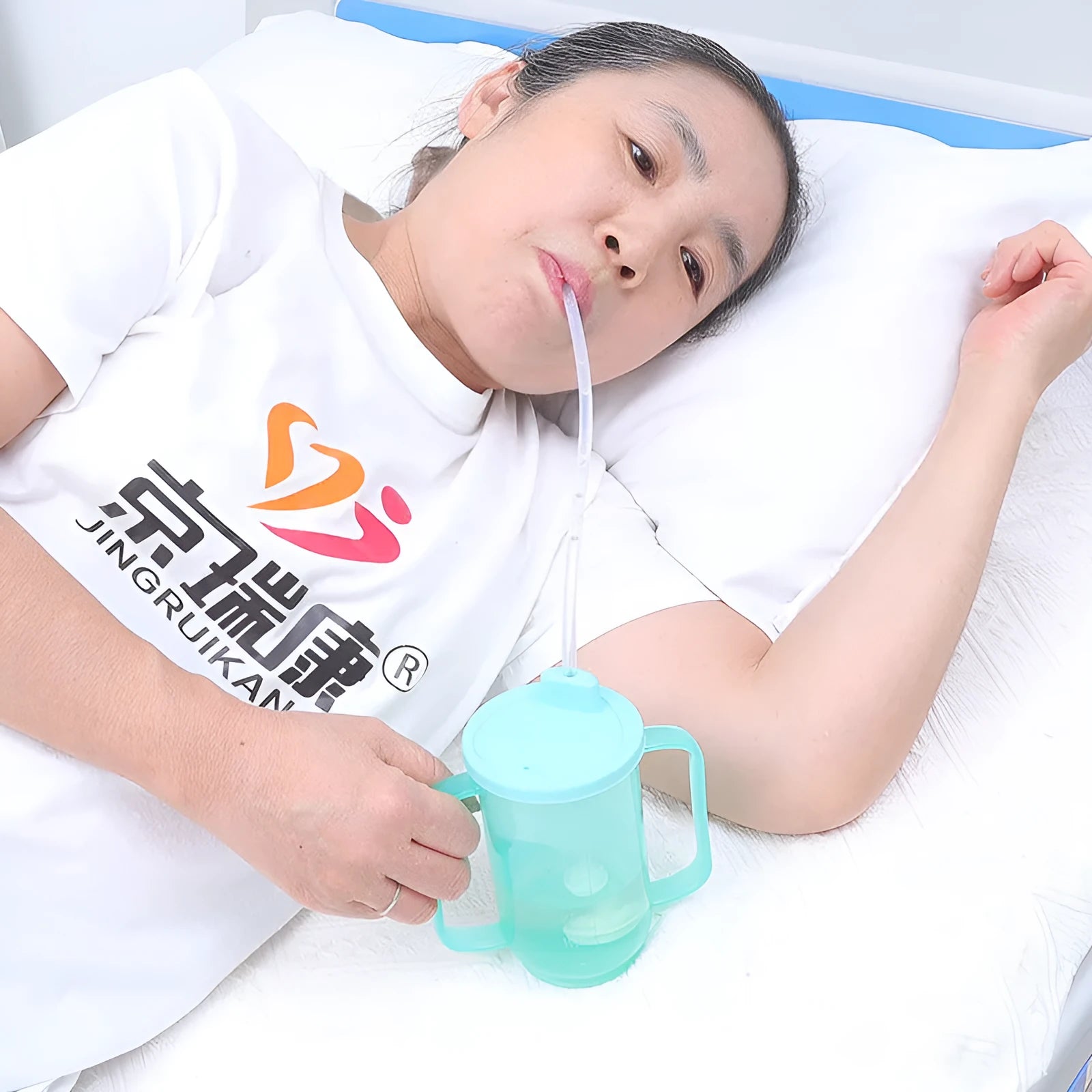 Oblique mouth bedside drinking cup with handle and lid for elderly and pregnant women