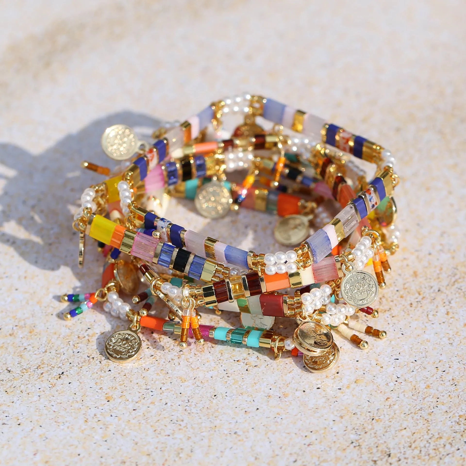 Women's adjustable bracelet with imitation pearls and coloured glass beads in a European design.