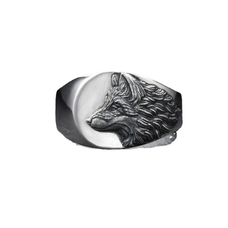 Geometric silver alloy men's ring featuring a domineering wolf shape on a grey background.