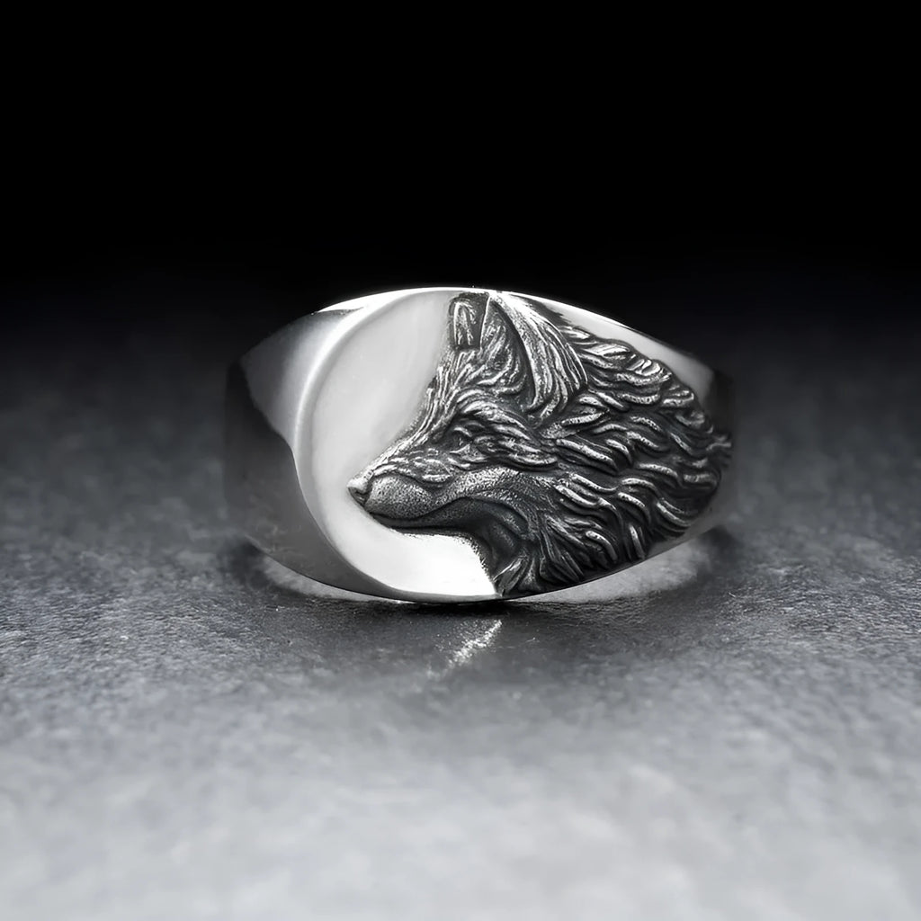 Geometric silver alloy men's ring featuring a domineering wolf shape on a grey background.