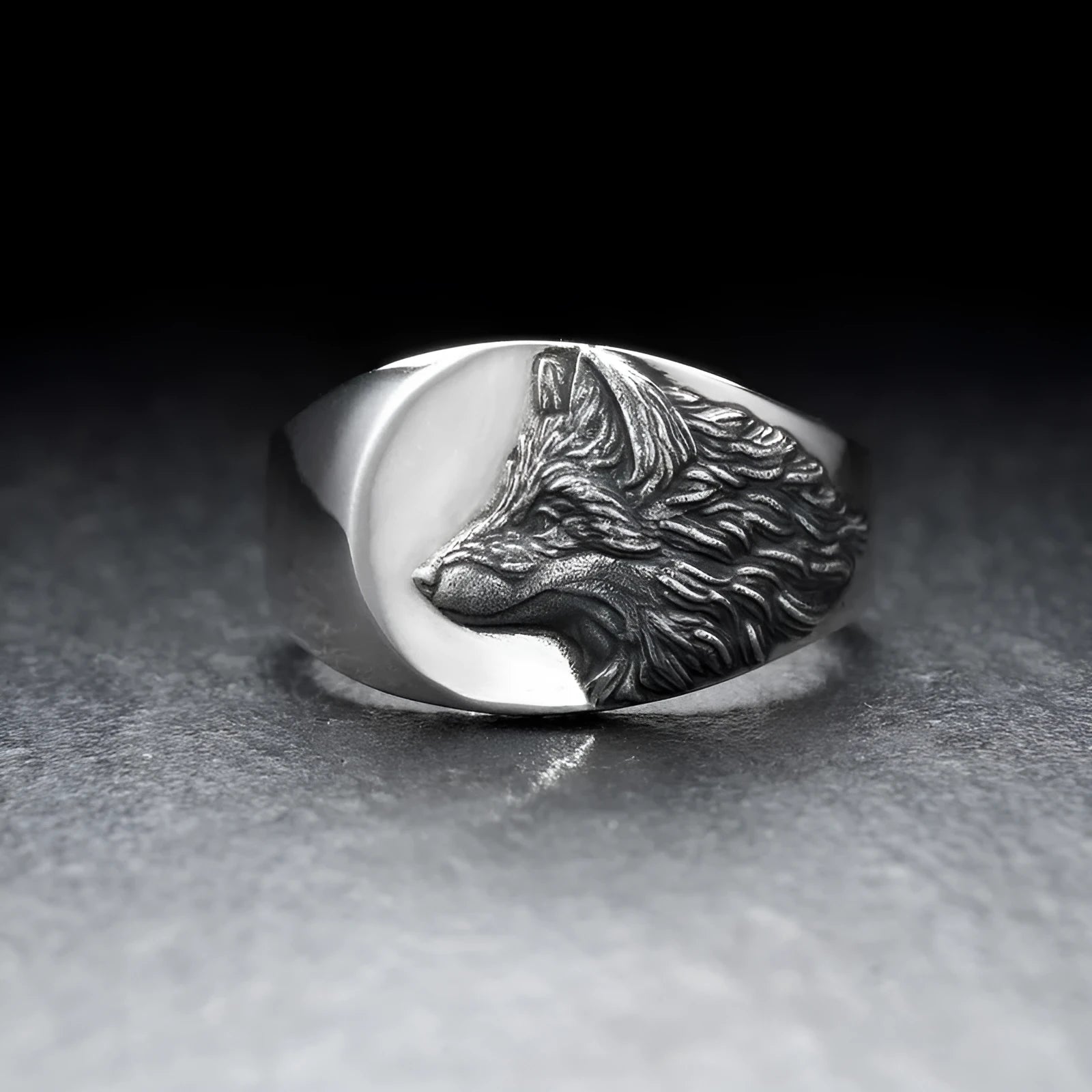 Geometric silver alloy men's ring featuring a domineering wolf shape on a grey background.