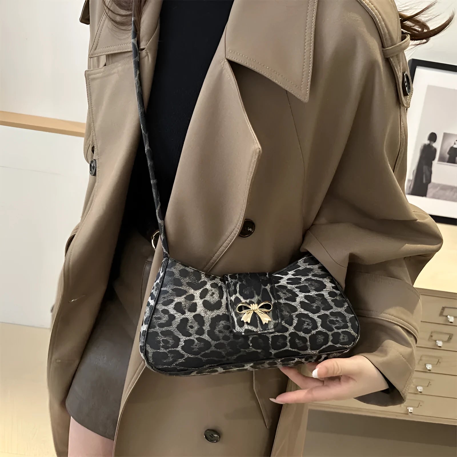 Large capacity women's casual handbag in PU leather with sandwich pocket design