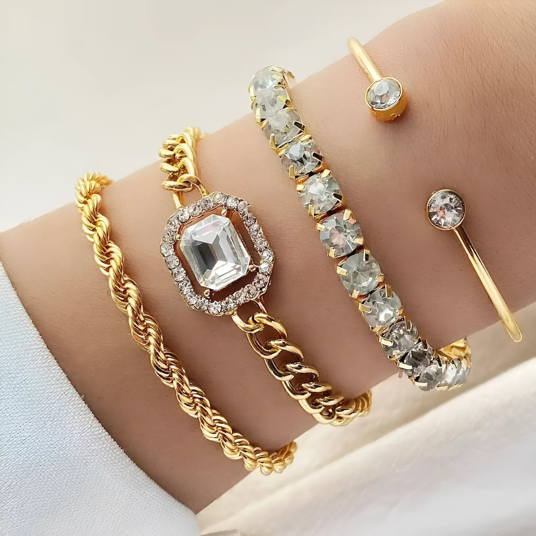 Retro geometric alloy jewellery set with square diamonds and chain links in gold or silver finish