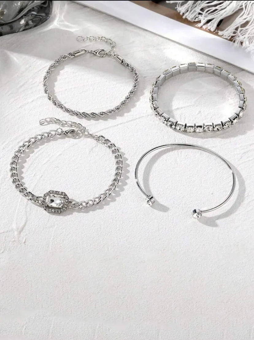 Retro geometric alloy jewellery set with square diamonds and chain links in gold or silver finish