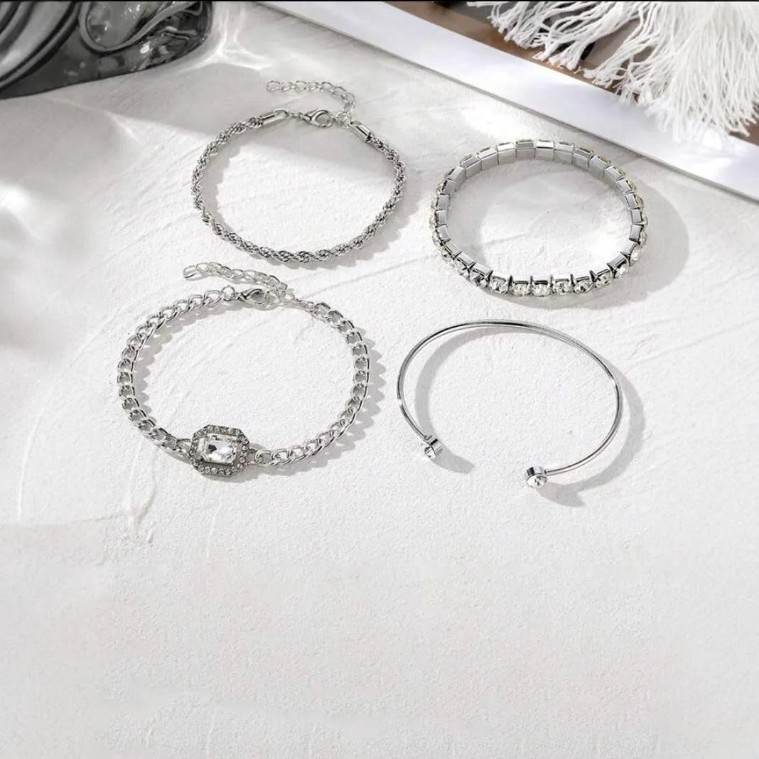 Retro geometric alloy jewellery set with square diamonds and chain links in gold or silver finish