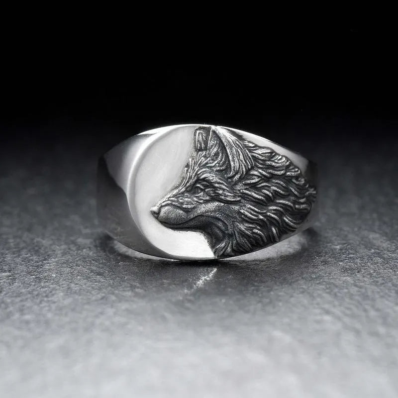 Geometric silver alloy men's ring featuring a domineering wolf shape on a grey background.