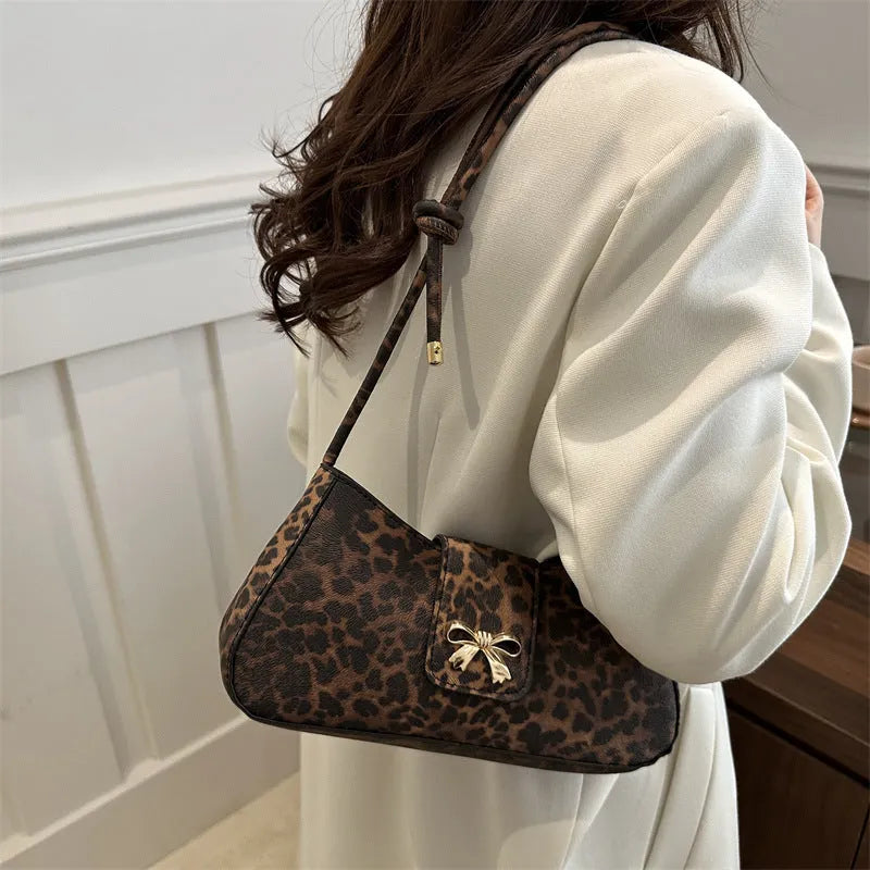 Large capacity women's casual handbag in PU leather with sandwich pocket design