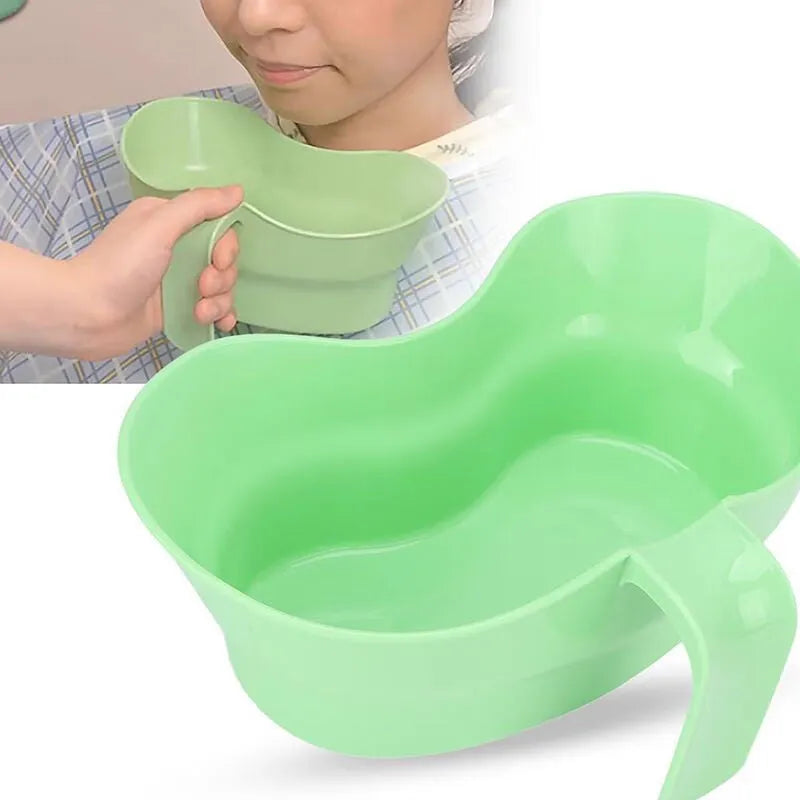 Green plastic elderly gargle cup for bedridden patient oral care