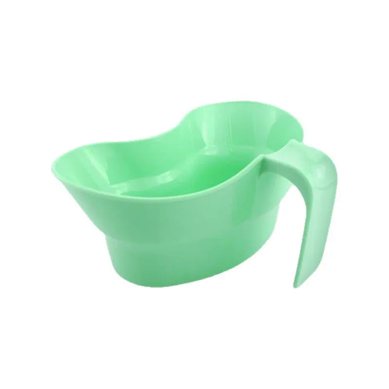 Green plastic elderly gargle cup for bedridden patient oral care