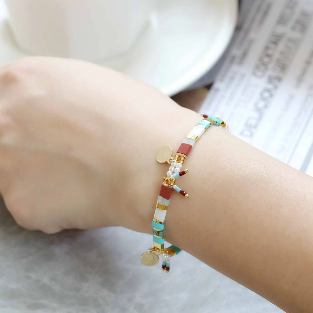 Women's adjustable bracelet with imitation pearls and coloured glass beads in a European design.