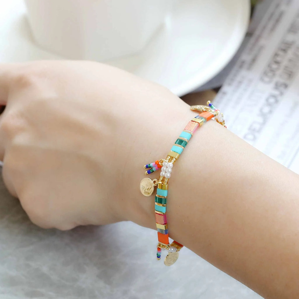 Women's adjustable bracelet with imitation pearls and coloured glass beads in a European design.