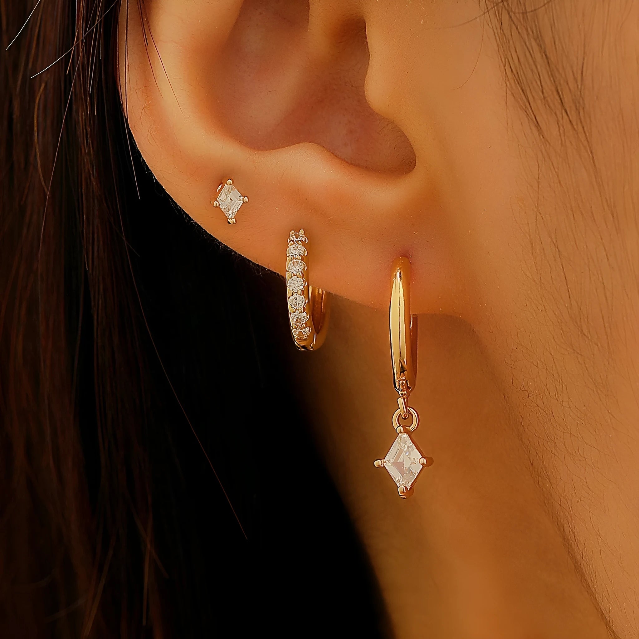 Three-piece geometric zircon jewellery set with pendant, ear clips and stud earrings in gold tone