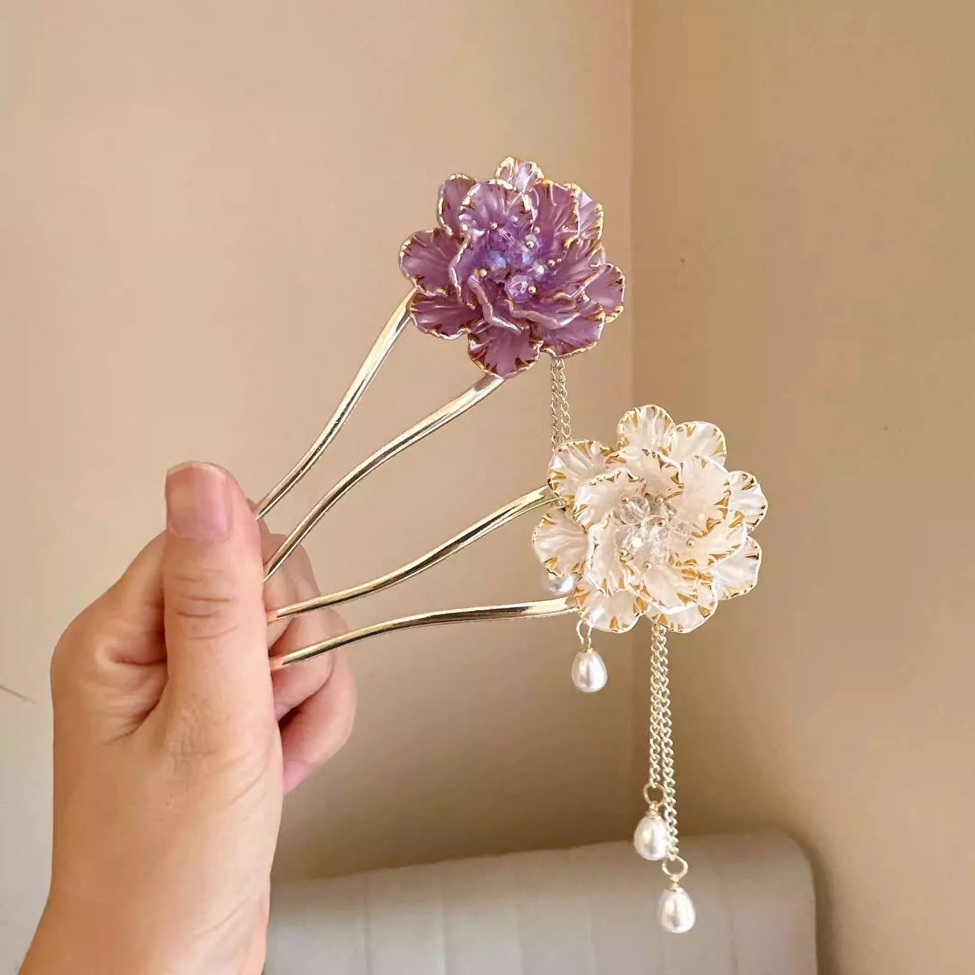 Close-up of a purple and white alloy U-shaped hairpin with a peony flower and tassel design.