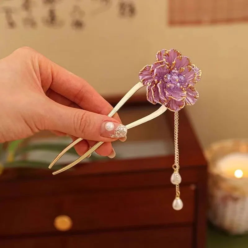 Close-up of a purple and white alloy U-shaped hairpin with a peony flower and tassel design.