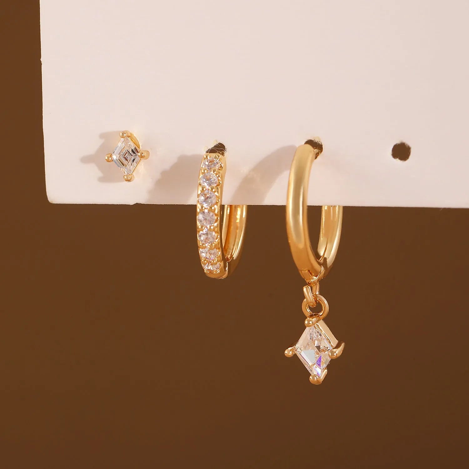 Three-piece geometric zircon jewellery set with pendant, ear clips and stud earrings in gold tone