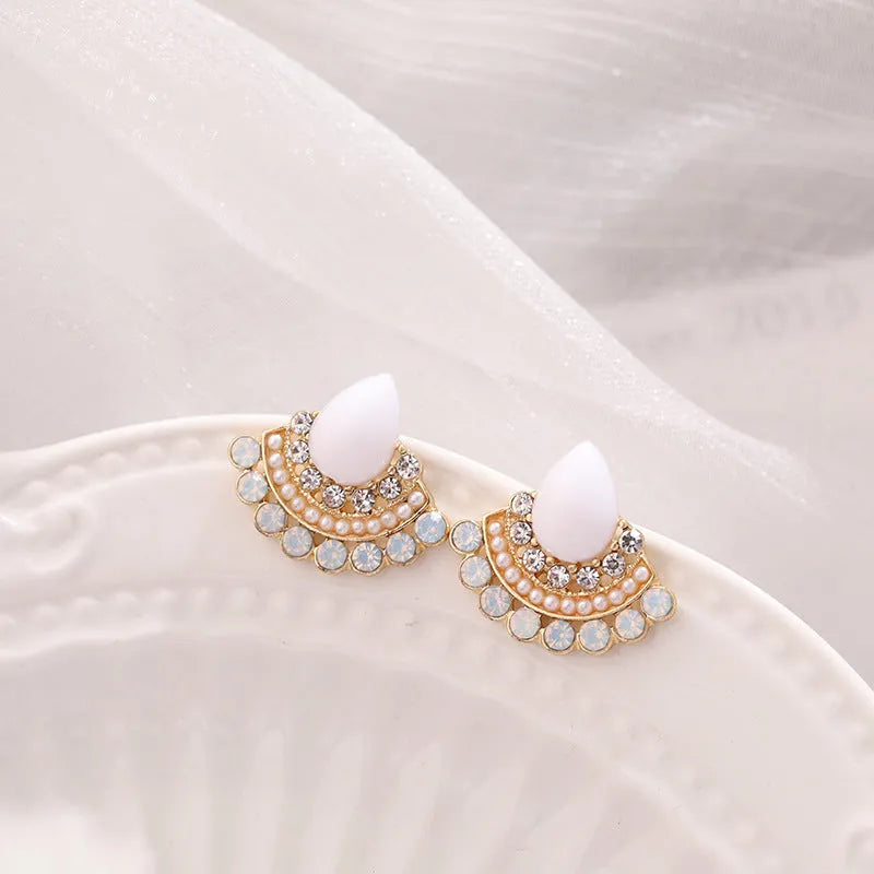 Women's geometric fan-shaped earrings with opal and rhinestone details in silver electroplated alloy